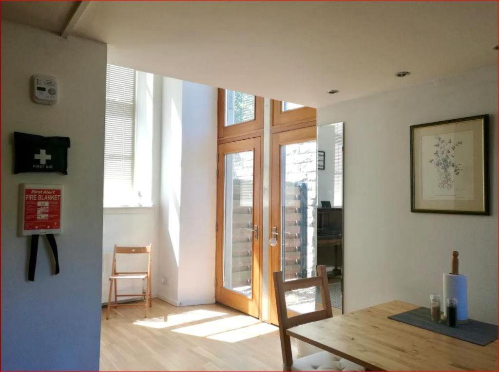 Central Mezzanine Apartment In Historic School Edinburgh Eksteriør bilde