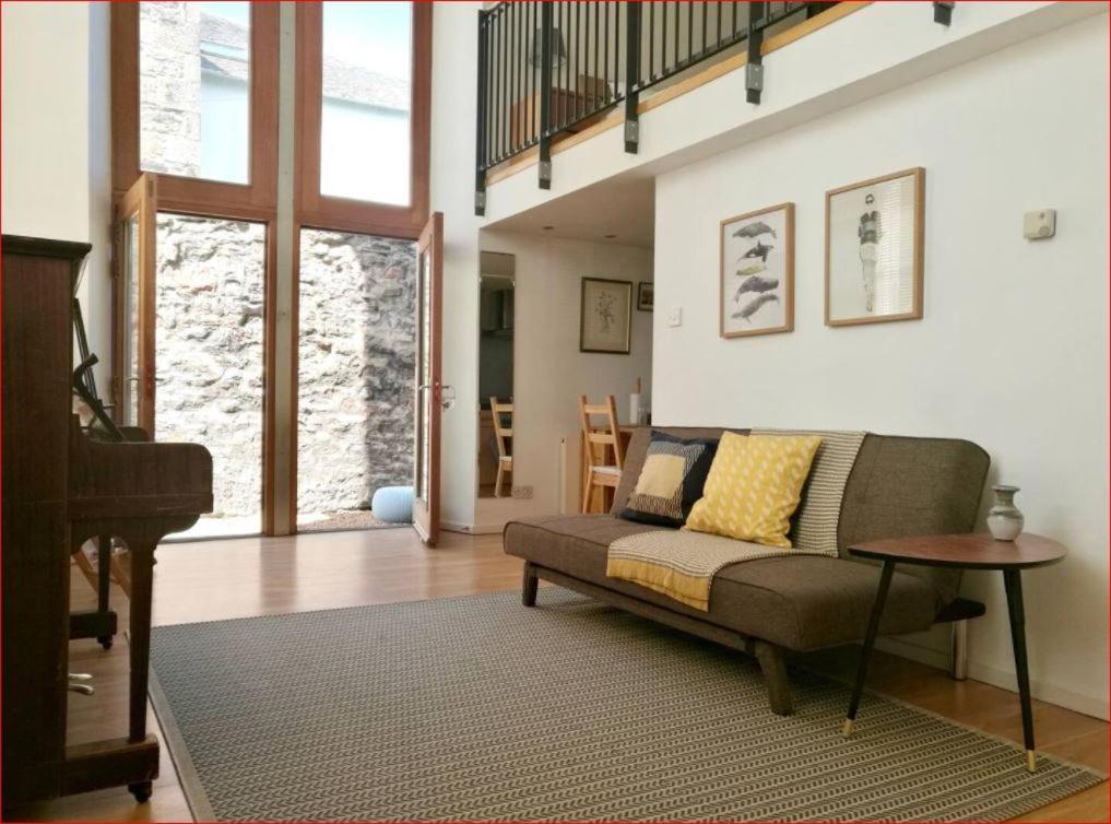 Central Mezzanine Apartment In Historic School Edinburgh Eksteriør bilde